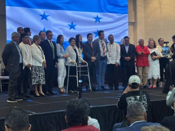 Salvador Nasralla ha realizado la tarde de este 26 de noviembre un evento donde ha sumado a diversas personalidades a su movimiento, entre ellas dos actuales jugadores de Olimpia y un extécnico que fue candidato de Libertad y Refundación (Libre). ¿De quiénes se trata? Te lo contamos.