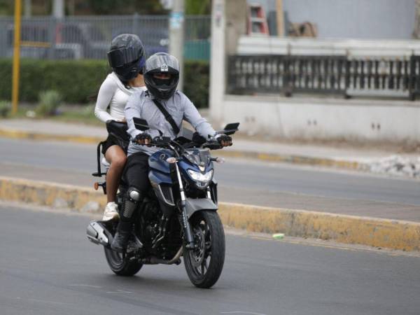 La modalidad de viajes en motocicleta adquiere cada vez más popularidad en Honduras. Funciona igual que la contratación de un taxi VIP a través de las mismas aplicaciones: el usuario selecciona la opción “Moto”, ingresa su destino y se le asigna un conductor. El sistema permite ver el perfil del motorista, el tiempo estimado de llegada y el costo aproximado del viaje.