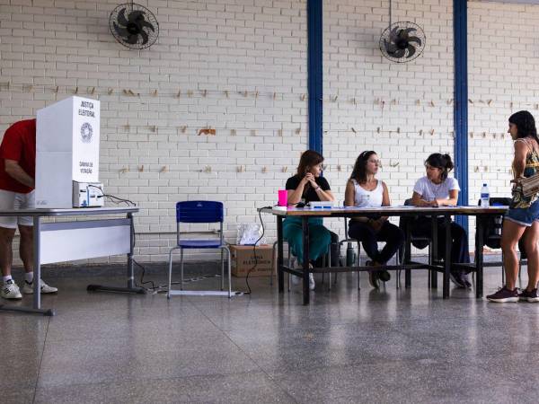 Foto de personas que asisten a un puesto de votación durante las elecciones presidenciales, legislativas y regionales en Brasil.