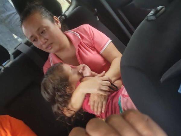 Momento en el que la madre ya se encontraba con la pequeña Reina Erazo.