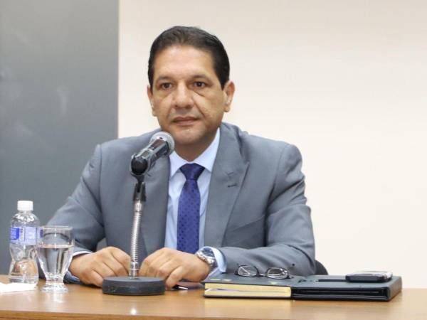 El magistrado del Tribunal de Justicia Electoral (TJE), Mario Flores Urrutia.