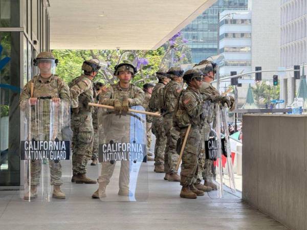 Trump envió las tropas californianas al estado vecino después de que una jueza en Oregón, nombrada por él, bloqueara este sábado temporalmente su orden de desplegar al menos 200 soldados de la Guardia Nacional de Oregón.
