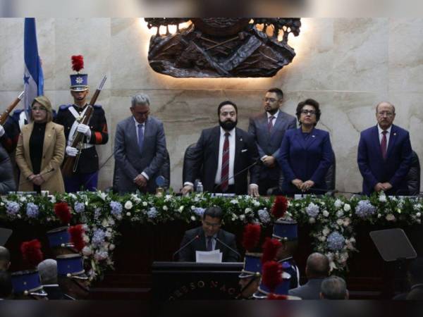 Junta Directiva del Congreso Nacional junto a autoridades del Poder Ejecutivo y Judicial.