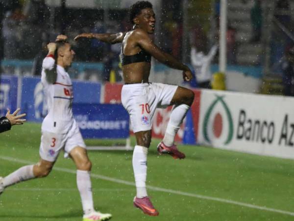 El joven Dereck Moncada marcó en el último minuto para sellar el 2-2 entre Olimpia y Motagua.