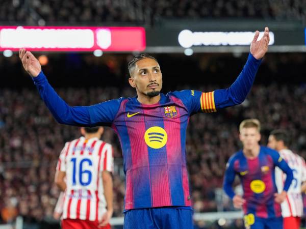 El brasileño Raphinha anotó uno de los goles del triunfo del FC Barcelona.