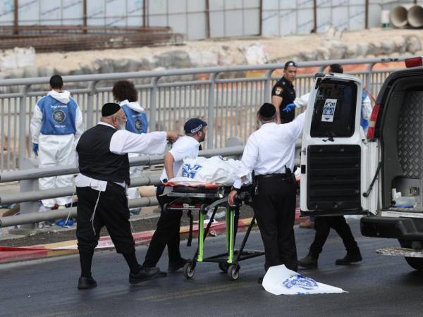 Llegaron en un vehículo y dispararon contra la gente que esperaba en la parada de buses en Jerusalén. Estos son los detalles de este hecho que ha sido condenado a nivel internacional.