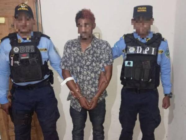 Mientras los agentes realizaban las diligencias investigativas, el sospechoso habría ingerido una sustancia tóxica con la intención de quitarse la vida.
