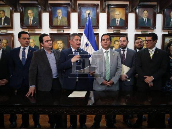 El secretario del Congeso Nacional, Carlos Ledezma, citó a Zelaya a que comparezca ante el pleno del Legislativo.