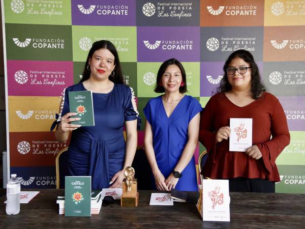 Las poetas Eleonor Castillo, Iveth Vega y Valeria Cabrera tras la lectura de poesía.