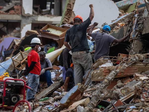 Según voluntarios de la Cruz Roja venezolana, Gil pudo preservar su vida gracias a la garita que fue su escudo de protección.