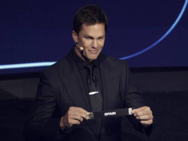 Tom Brady fue el encargado de sacar la bola donde estaba el nombre de la Selección de España.