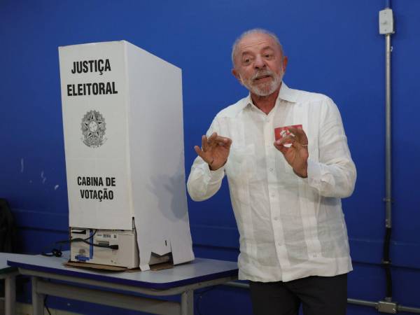 Lula opinó que este domingo, el electorado decide si se respeta la bandera brasileña o si elige a un grupo político que quiere gobernar con la bandera estadounidense.