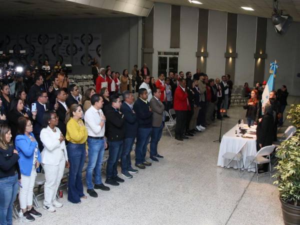 Los diputados de oposición se reunieron esta tarde noche en las instalaciones de Vida Abundante.