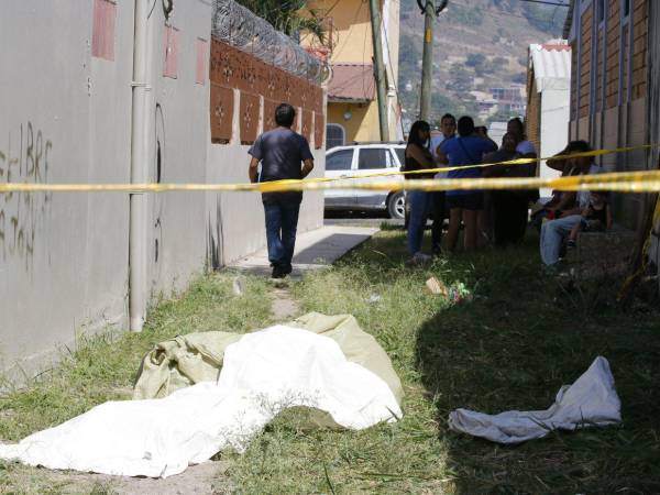 El cuerpo de don Dionisio López Cruz (72) yace en el suelo, mientras sus parientes aguardan en el inicio de un pasaje en la zona cuatro de la colonia Cerro Grande.