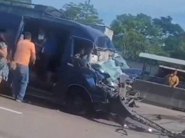 Socorristas y autoridades de tránsito atienden a los pasajeros heridos tras el accidente de un bus en la carretera CA-5, a la altura de Pimienta, Cortés.