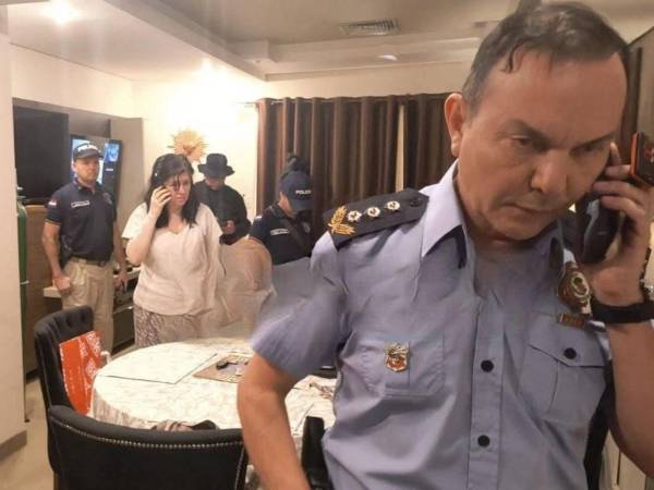 El comisario Luis Benítez informó en el canal NPY que la mujer fue detenida en medio de un allanamiento a una lujosa vivienda.