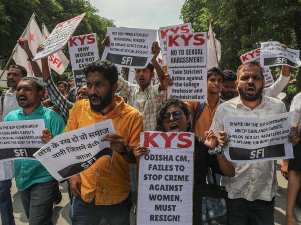 Activistas indios de partidos de izquierda durante una protesta por la muerte de una estudiante universitaria, en Nueva Delhi, India, el 17 de julio de 2025.
