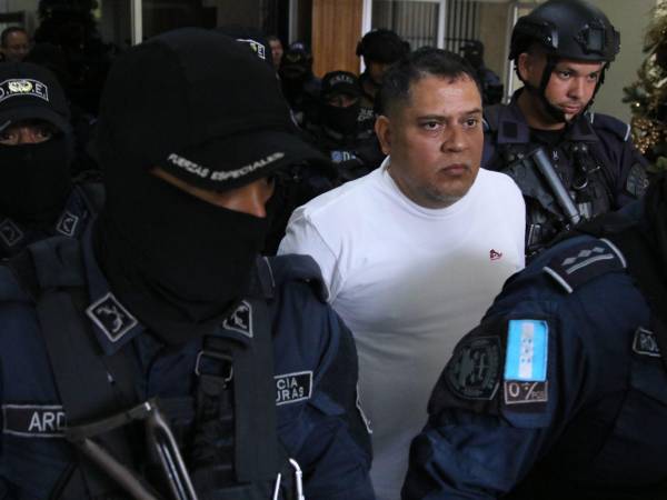 El líder de la MS-13, Álvaro Osiris Acosta Bustillo, alias Snoopy al salir de la audiencia de información en la Corte Suprema de Justicia (CSJ).