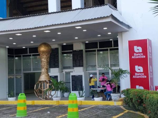 Tras su llegada, habrá una firma de autógrafos exclusiva para ganadores de un sorteo de Banco Atlántida.