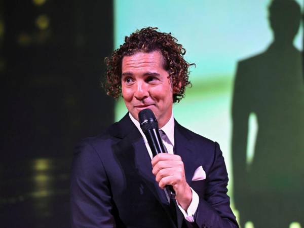 El cantante español David Bisbal presenta este viernes Eternos, un álbum que define como un homenaje a la “época dorada del pop romántico.