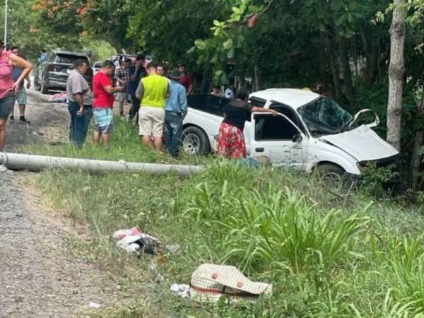 Pasajeros que lograron salir con vida están intentando sacar a las personas que quedaron atrapadas tras el volcamiento del autobús.