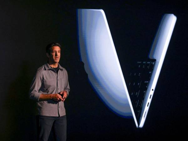 Tras el nombramiento de John Ternus como director ejecutivo en septiembre, Tim Cook, el actual director, pasará al cargo de presidente ejecutivo del consejo de administración de Apple.