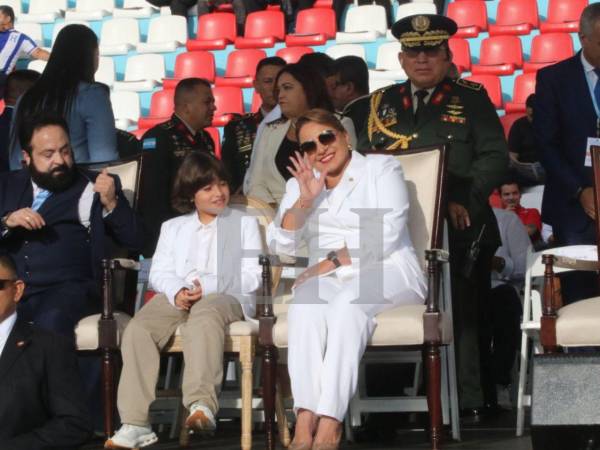 La mandataria saludó a la cámara de EL HERALDO a su llegada al Estadio Nacional para disfrutar de los desfiles.