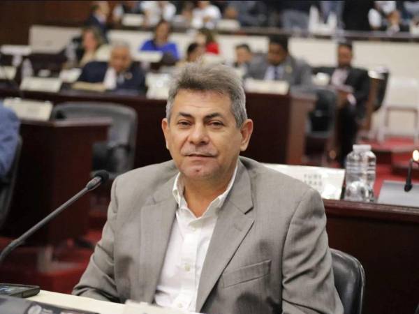 Fotografía a Marlon Lara en un curul del Congreso Nacional.