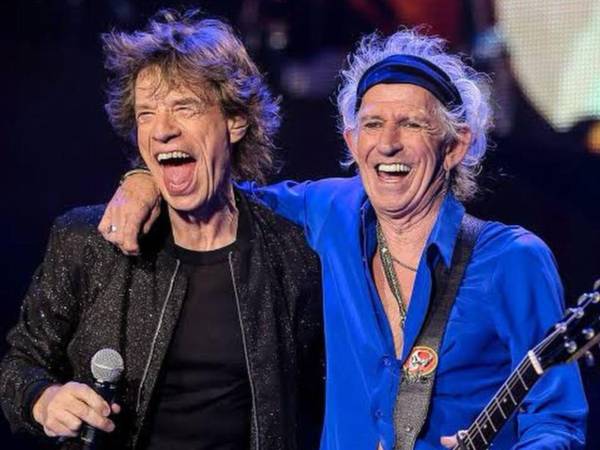 Una nueva biografía sobre los Rolling Stones reconstruye con detalle dos momentos en los que Mick Jagger estuvo al borde de la muerte.