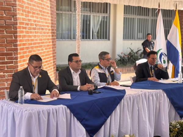 Las autoridades de la UNAH y del IHSS firmaron el convenio para beneficiar a miles de derechohabientes.