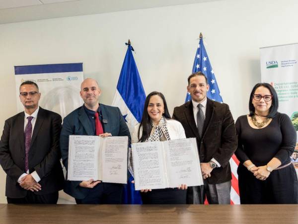 La titular de la Secretaría de Agricultura y Ganadería (SAG) y representantes de la organización Partners of Americas, firmaron el convenio de cooperación.