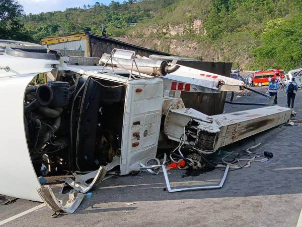 El pesado vehículo de remolque no contaba con permiso de operación para circular al momento de presuntamente provocar el accidente.