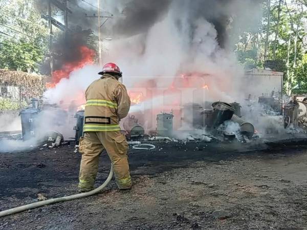Elementos del cuerpo de Bomberos acudieron a la escena para controlar las llamas y evitar que se expandieran.