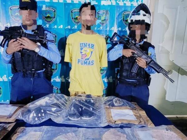 El sujeto fue detenidos en posesión de la pistola falsa con la que intimidaba a sus víctimas.