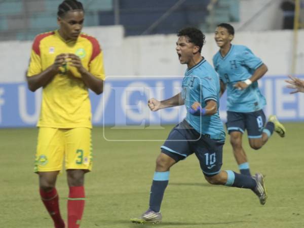 Josué Ortega anotó el cuarto gol de Honduras sub-17 ante Guyana en el Morazán.