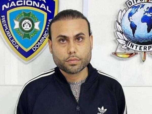 Gilbert Reyes enfrenta juicio por feminicidio y triple asesinato; se mantiene en prisión preventiva mientras avanza el proceso judicial.