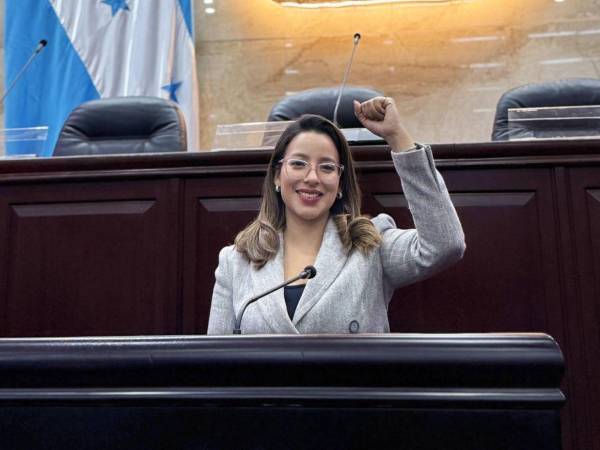 Clara López, quien es doctora, fue electa por primera vez como diputada.