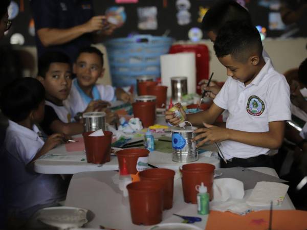 A través de la creatividad e imaginación, los niños personalizaron productos de reciclaje.
