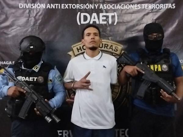 Jeyson Lenín Zelaya Campos al momento de ser capturado por parte de agentes de la División Anti Extorsión y Asociaciones Terroristas (DAET).
