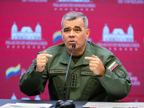 El ministro de Defensa venezolano, Vladimir Padrino López, denunció el sobrevuelo de aviones F-18 estadounidenses como un intento de intimidación.