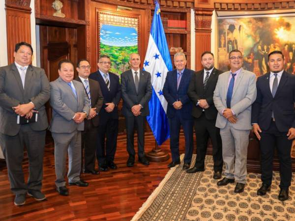 El presidente de la República, Nasry Asfura se reunió en Casa presidencial con representantes de las empresas constructoras del país.