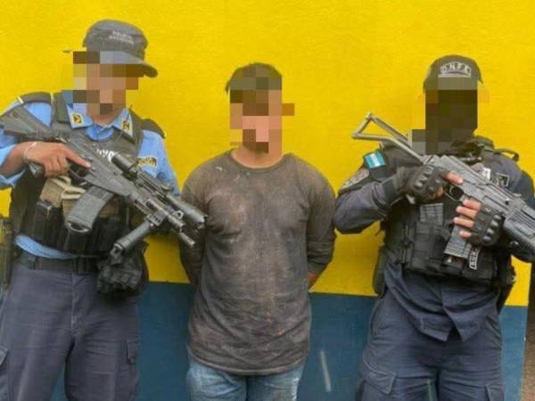 El sujeto fue detenido con un arma de fuego, la cual habría usado para matar a su suegra.