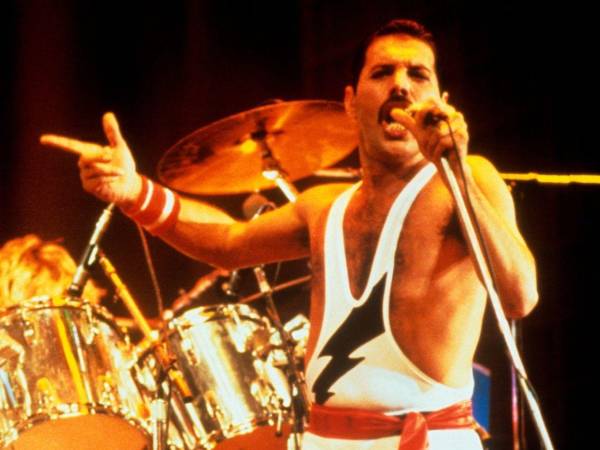 Mercury murió en Londres el 24 de noviembre de 1991, a los 45 años, por complicaciones relacionadas con el sida.