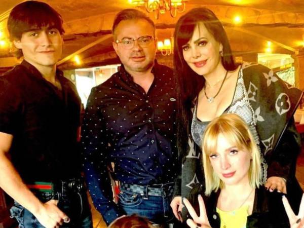 Marco Chacón acusó públicamente a Imelda Tuñón, viuda de Julián Figueroa, de haber sustraído objetos de valor dentro del hogar que compartían, entre ellos una bolsa Chanel de Maribel Guardia y una mochila Montblanc de su propiedad, que la joven habría intentado vender a terceros con la versión de que se los habían regalado.