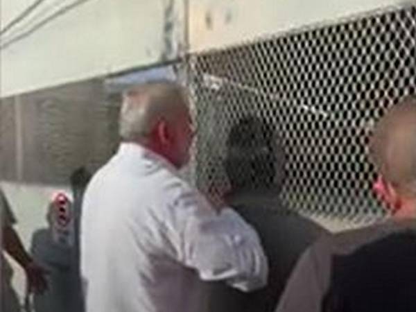 Roberto Contreras, alcalde de San Pedro Sula y candidato a la reelección por el Partido Liberal, golpeó este domingo el portón del Centro Educativo Básico República de Colombia para exigir la apertura del centro de votación, que mantenía a decenas de ciudadanos esperando desde temprano.