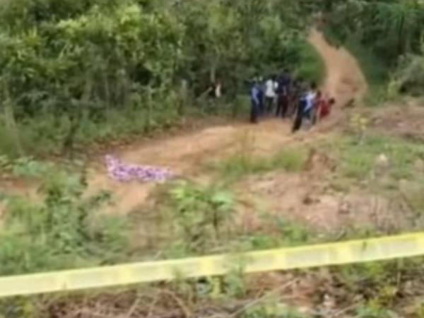 El cadáver del hombre fue encontrado en la calle principal de la comunidad.