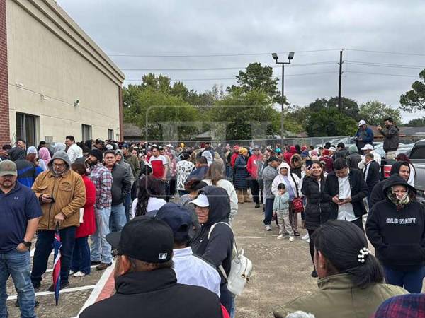 El centro de votación en Houston dispone únicamente de dos urnas, custodiadas por dos guardias de seguridad y cuatro miembros del CNE.