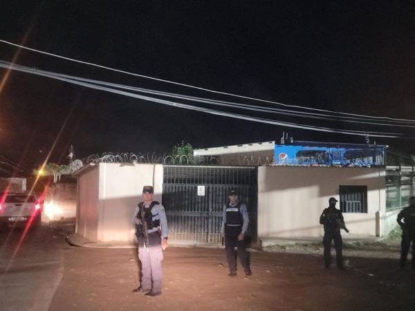 Elementos de la Policía Nacional llegaron al sector tras el crimen del joven.