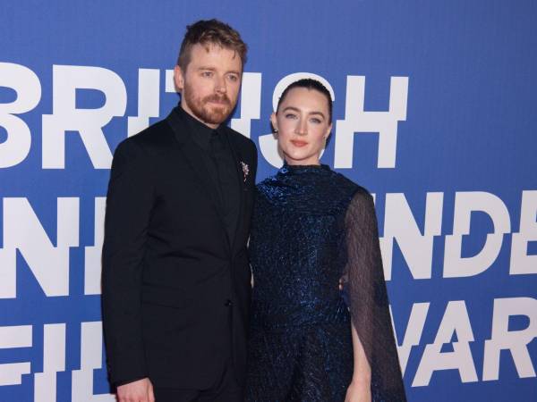 Saoirse Ronan no le dio mucha importancia a los rumores de que su esposo Jack Lowden será el nuevo James Bond. Amazon MGM no ha hecho el anuncio oficial, aunque el actor Gary Oldman dijo que ya habían decidido quién será el Agente 007.