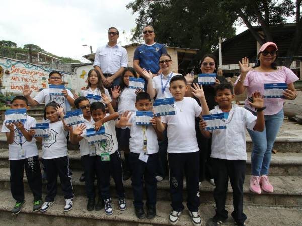 Equipos Industriales regaló a cada niño y colaborador un juego de bombillos LED.